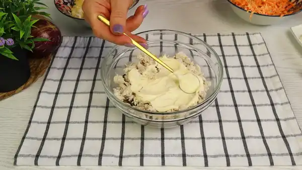 Салат с баклажанами, курицей и плавленым сырком