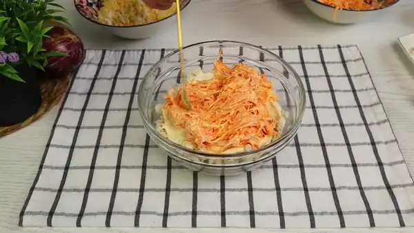 Салат с баклажанами, курицей и плавленым сырком