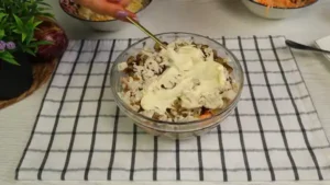Салат с баклажанами, курицей и плавленым сырком