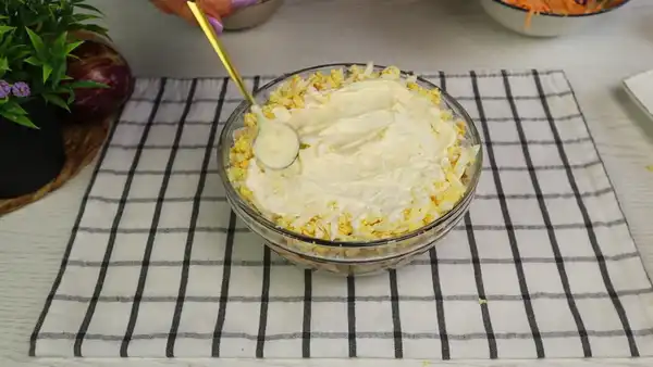 Салат с баклажанами, курицей и плавленым сырком