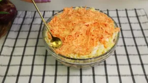 Салат с баклажанами, курицей и плавленым сырком