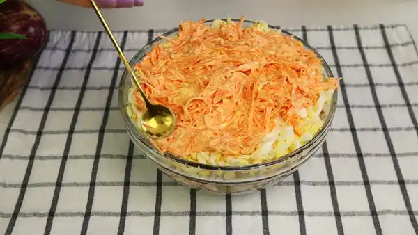 Салат с баклажанами, курицей и плавленым сырком