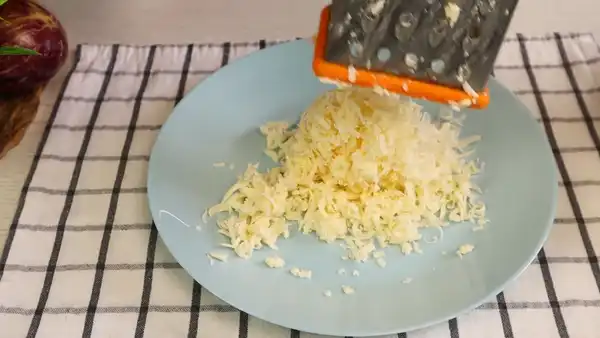 Салат с баклажанами, курицей и плавленым сырком