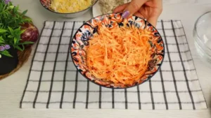 Салат с баклажанами, курицей и плавленым сырком