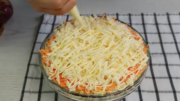 Салат с баклажанами, курицей и плавленым сырком