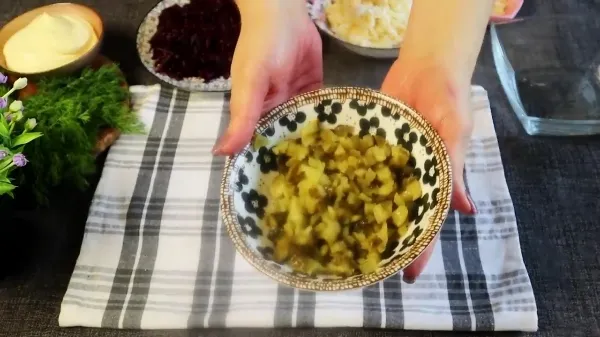 Салат из свеклы и горошка "ПРОСТУШКА" 4 Огурцы кубиком