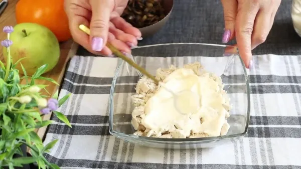 Салат рапсодия с курицей и грибами яблоком