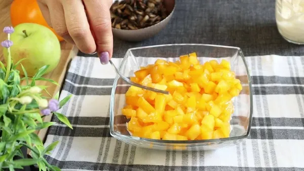 Салат рапсодия с курицей и грибами яблоком