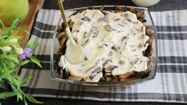 Салат рапсодия с курицей и грибами яблоком