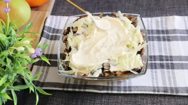 Салат рапсодия с курицей и грибами яблоком