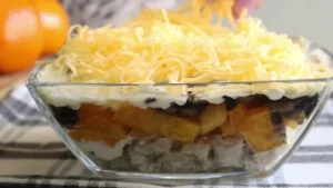 Салат рапсодия с курицей и грибами яблоком