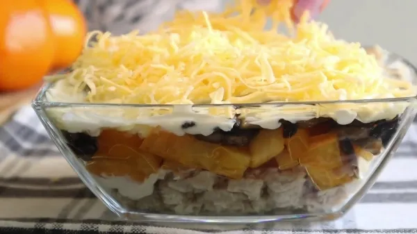 Салат рапсодия с курицей и грибами яблоком