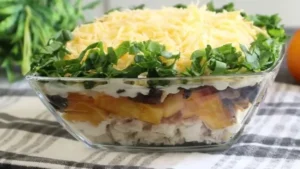 Салат рапсодия с курицей и грибами яблоком