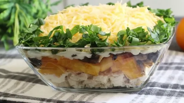 Салат рапсодия с курицей и грибами яблоком