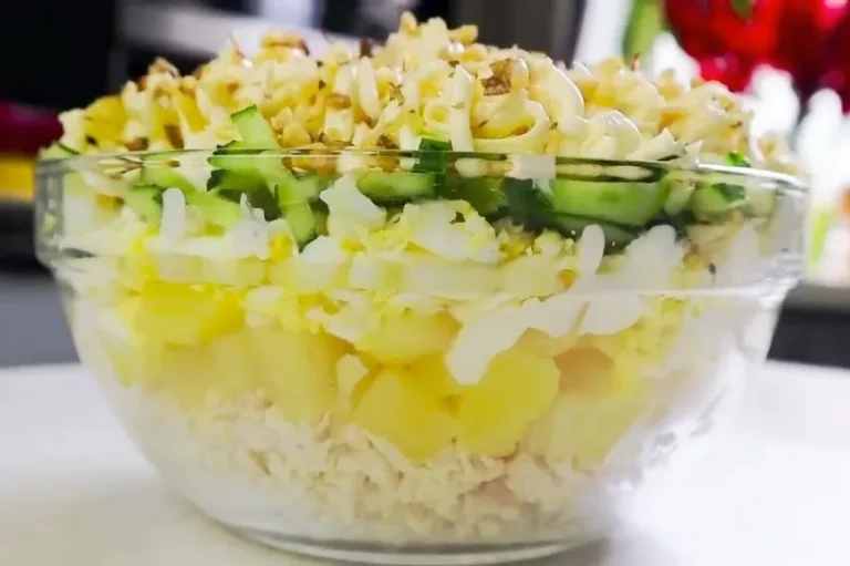 салат «Водолей» с курицей, сыром и ананасом