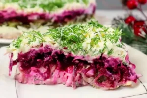 Салат Камелия с копчёной курицей и свеклой