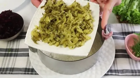 Огурцы маринованные в салате
