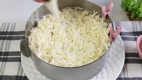 Слоёный салат с сыром