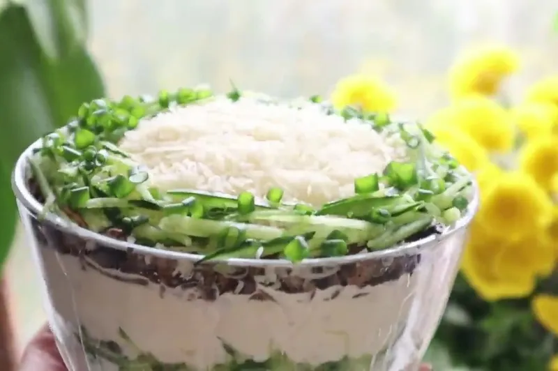Салат “Жозефина” с хрустящим огурцом и курицей: этот праздничный вкус покорит всех, кто устал от “Оливье”!