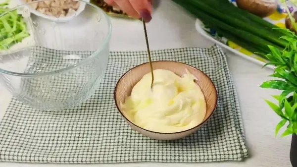 Салат "Жозефина" с хрустящим огурцом и курицей: этот праздничный вкус покорит всех, кто устал от "Оливье"!
