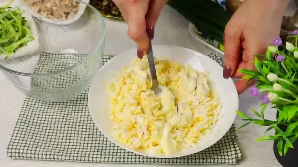 Салат "Жозефина" с хрустящим огурцом и курицей: этот праздничный вкус покорит всех, кто устал от "Оливье"!