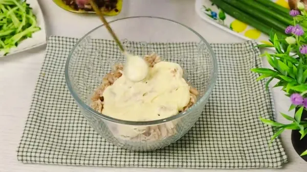 Салат "Жозефина" с хрустящим огурцом и курицей: этот праздничный вкус покорит всех, кто устал от "Оливье"!