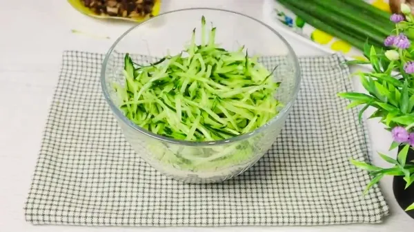 Салат "Жозефина" с хрустящим огурцом и курицей: этот праздничный вкус покорит всех, кто устал от "Оливье"!