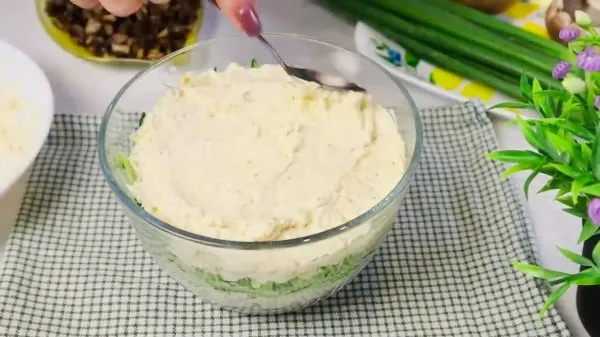 Салат "Жозефина" с хрустящим огурцом и курицей: этот праздничный вкус покорит всех, кто устал от "Оливье"!