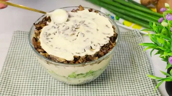 Салат "Жозефина" с хрустящим огурцом и курицей: этот праздничный вкус покорит всех, кто устал от "Оливье"!
