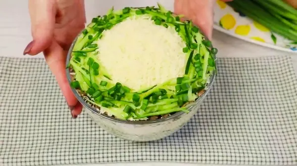 Салат "Жозефина" с хрустящим огурцом и курицей: этот праздничный вкус покорит всех, кто устал от "Оливье"!