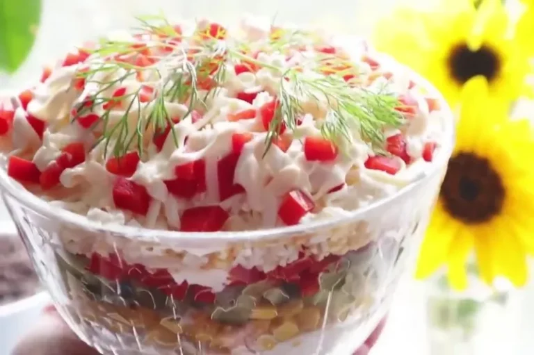 Салат Мария на день рождения с курицей яйцами сырками