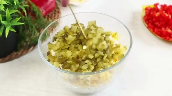 Салат с солёными огурцами