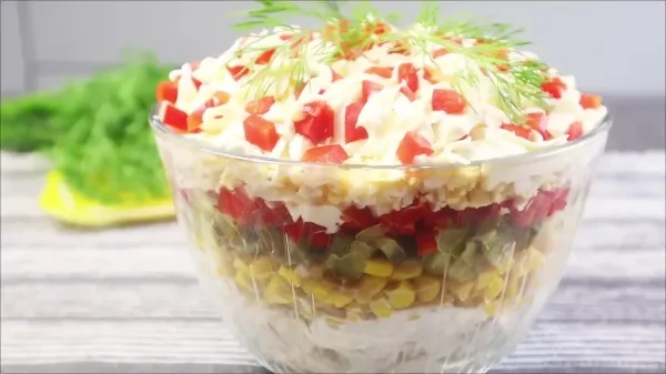 Салат на день рождения с курицей и перцем