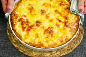картофельный пирог с курицей, помидорами и сливочным соусом