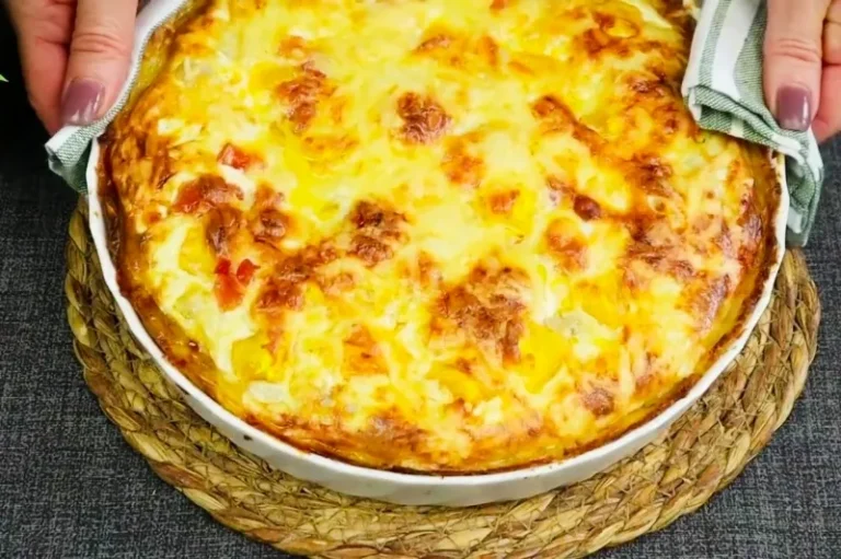 картофельный пирог с курицей, помидорами и сливочным соусом