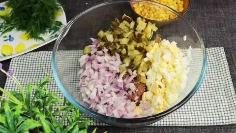 Салат с тунцом и яйцом - сытный и простой рецепт 4 Огурцы салат