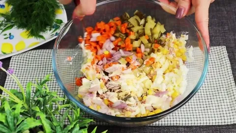 Салат с тунцом и яйцом - сытный и простой рецепт 6 Салат из консервов