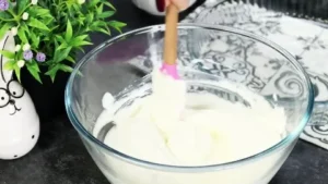 Смешиваем ингредиенты для запеканки