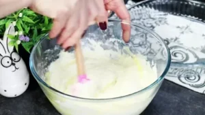 Перемешивание манки с другими ингредиентами