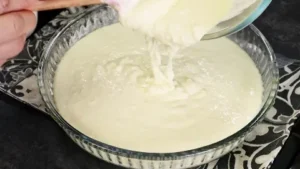 Выливание теста для запеканки в форму