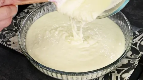 Выливание теста для запеканки в форму