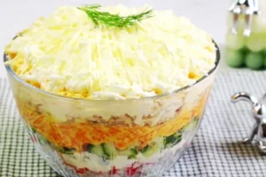 Салат «Зайка» с крабовыми палочками и копчёным сыром — вкусный новогодний рецепт