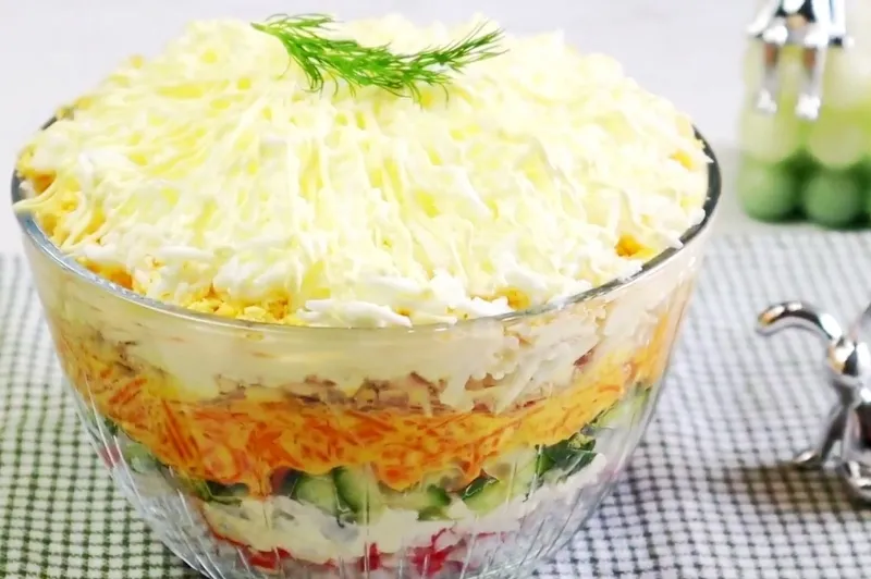 Салат «Зайка» с крабовыми палочками и копчёным сыром — вкусный новогодний рецепт