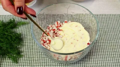 Салат «Зайка» с крабовыми палочками и копчёным сыром 3