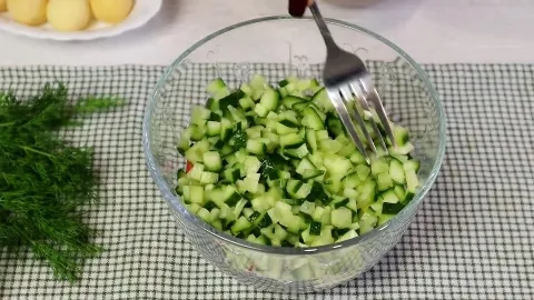 Салат «Зайка» с крабовыми палочками и копчёным сыром 11