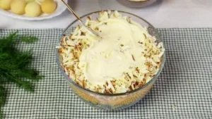 Салат «Зайка» с крабовыми палочками и копчёным сыром 7