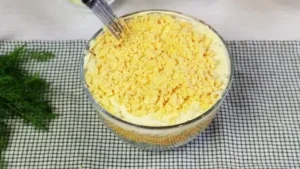 Салат «Зайка» с крабовыми палочками и копчёным сыром 6