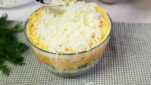 Салат «Зайка» с крабовыми палочками и копчёным сыром 4