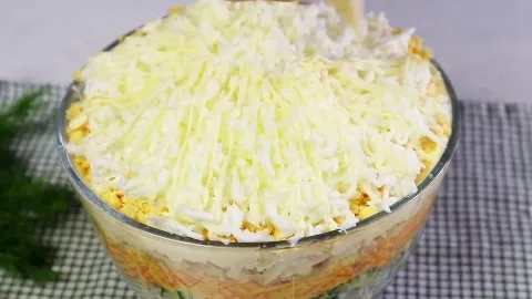 Салат «Зайка» с крабовыми палочками и копчёным сыром 5