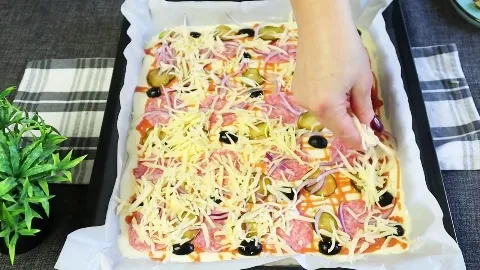 Рецепт домашней пиццы без раскатки теста с колбасой и огурцами 01